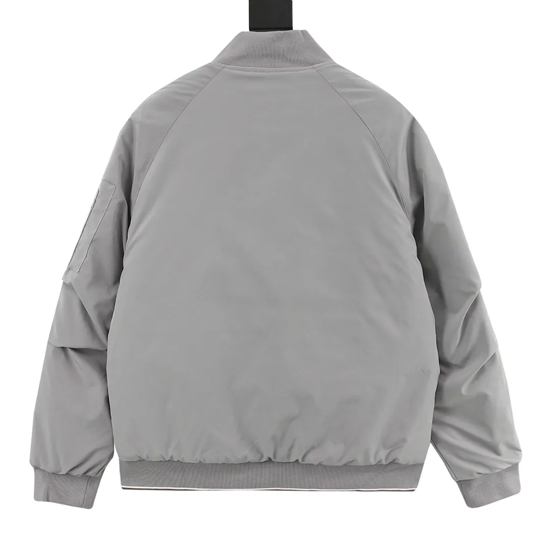 P530 Thom Browne/Thom Browne four-bar baseball jacket is particularly popular this year. Baseball jackets are available at all levels of the market (you must compare the details). The most powerful quality control. Production and research of baseball uniforms for 7 years. Exquisite details. With it, you are the most handsome boy in the world. The lacquered surface is fully flat with four-button buttons (buttons with LOGO). The fabric is customized and shipped for more than a month. It is not ready-made on the market. It is made of woolen blended fabric and is custom-woven and dyed. It has high color fastness. It is recommended to hand wash or dry clean it for the first time. "Knitted ribbing at the hem", the lining is made of silky and delicate cupro fiber material, which can be worn directly next to the body. It is extremely comfortable, a heavy-weight item, purchase version! Size：XS-L